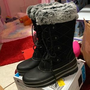 Women snow boots ⛄️ ❄️ ! Super great material new with tag , nice looking boots